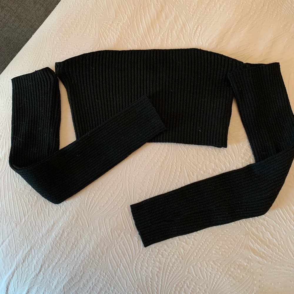 black off the shoulder long sleeve crop top